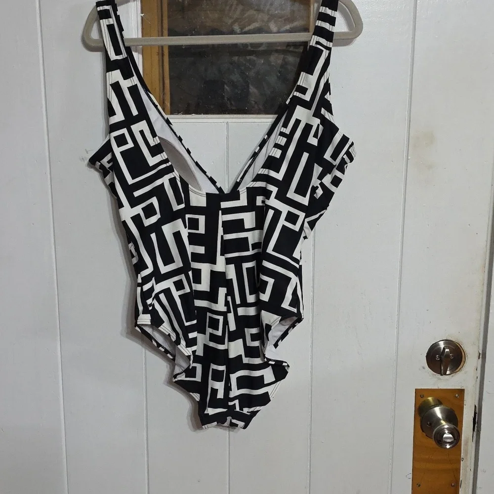 Allure‎ Couture Womens Swimsuit One Puece Black/White Bra Sz L EUC